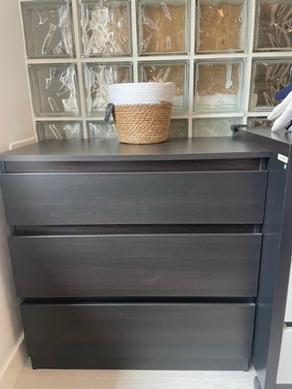 Cajonera de madera oscura