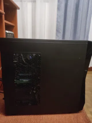 Ordenador de sobremesa negro