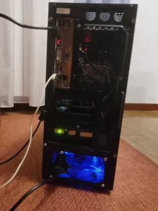 Ordenador de sobremesa negro