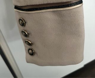 Chaqueta Zara militar beige con botones dorado