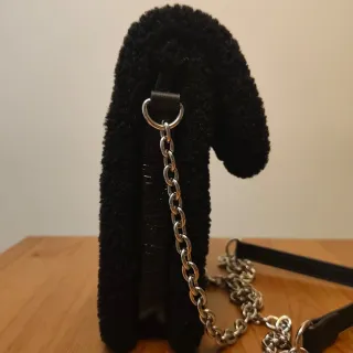 Bolso Negro Bandolera con Ribete de Pelo