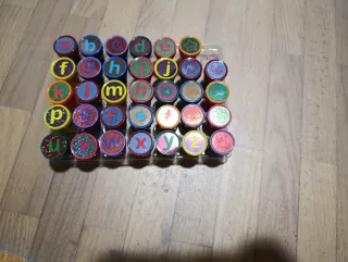 Sellos de letras y dibujos de colores