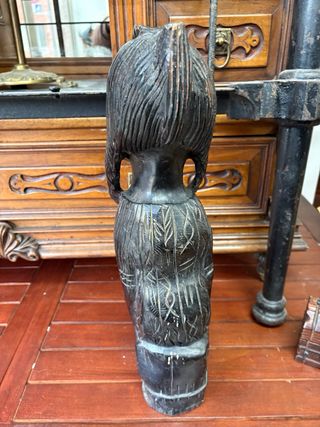 Figura mujer africana tallada