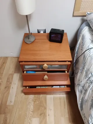 Mesita de noche de madera con cajones