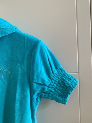 Sudadera azul corta con capucha