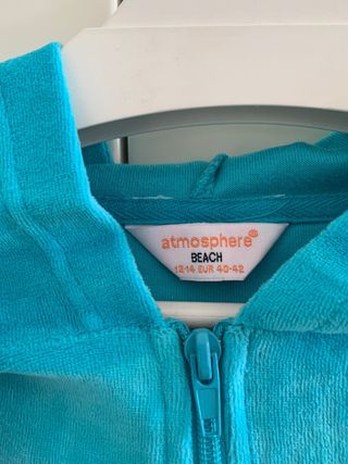 Sudadera azul corta con capucha