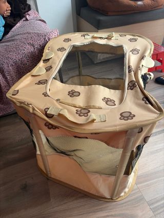 Casa para perro con estampado de huellas