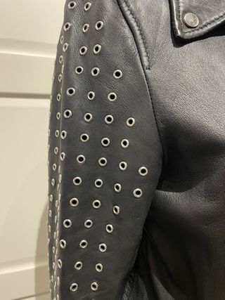 Cazadora de piel con tachuelas