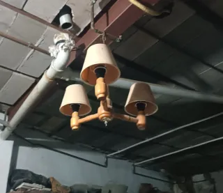 Lámpara de madera y tela