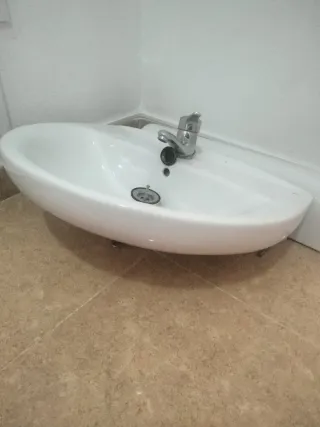 Lavabo grande con pie Roca .