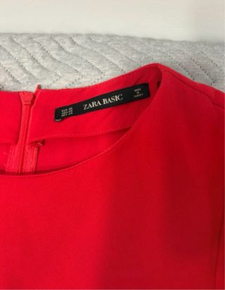 Mono rojo con cinturón