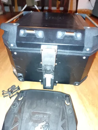 Baúl Givi Trekker Outpack Monokey 42L Negro