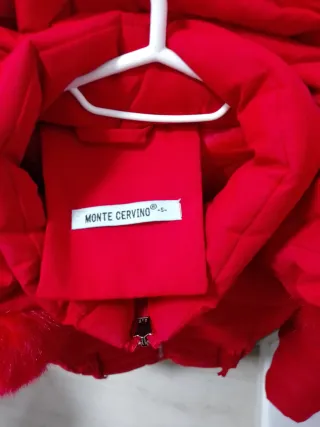 Chaqueta roja acolchada con capucha