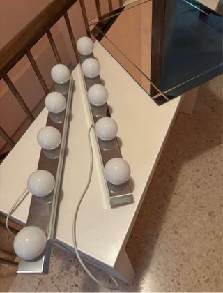 Tocador blanco con espejo y luces