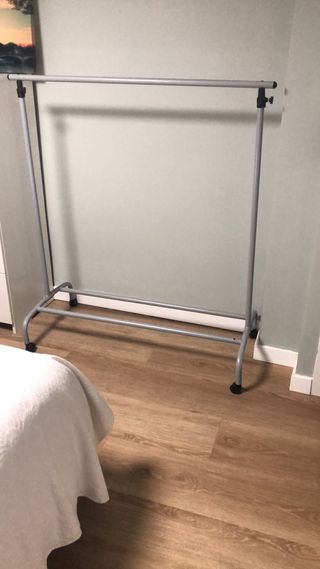 Porta abiti metallico grigio con rotelle