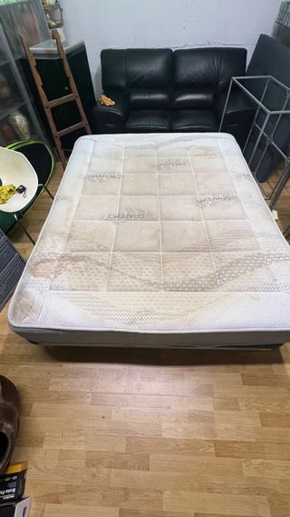 Somier de láminas con colchón.