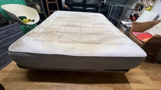 Somier de láminas con colchón.