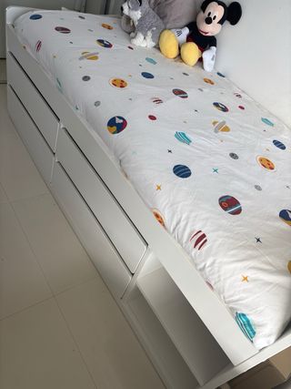 Cama infantil blanca con almacenaje