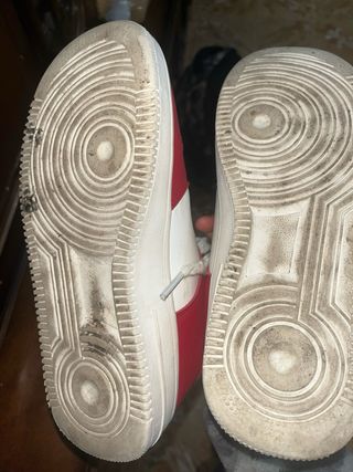 Zapatillas deportivas rojas y blancas