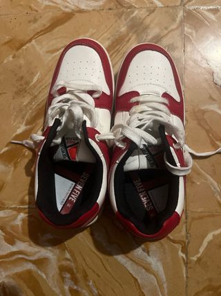 Zapatillas deportivas rojas y blancas