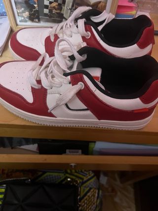 Zapatillas deportivas rojas y blancas