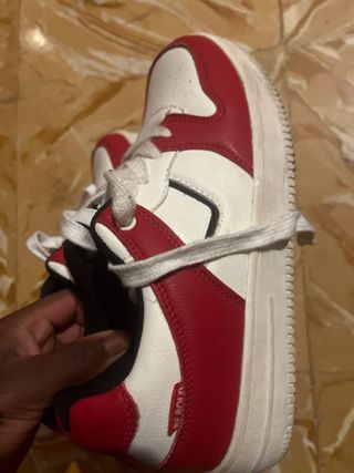 Zapatillas deportivas rojas y blancas