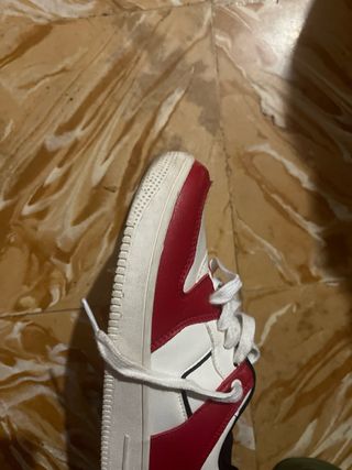 Zapatillas deportivas rojas y blancas