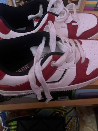 Zapatillas deportivas rojas y blancas