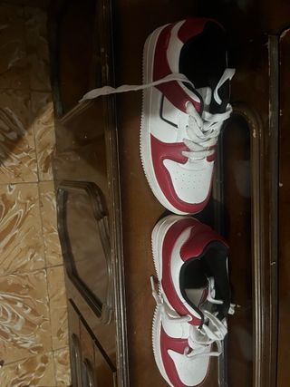 Zapatillas deportivas rojas y blancas