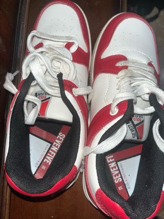 Zapatillas deportivas rojas y blancas