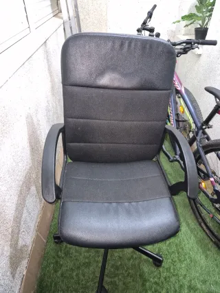 Silla de oficina negra seminueva