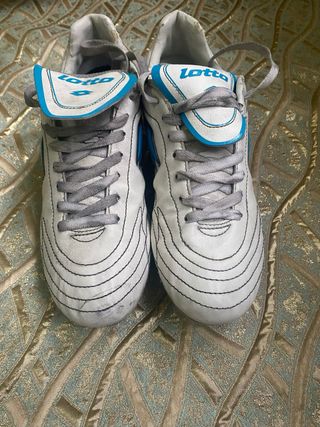 Botines de fútbol Lotto blancos y azules