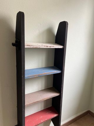 Escritorio y estantería .