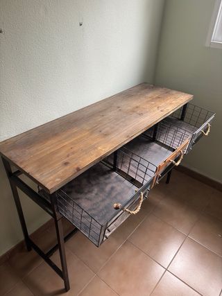 Escritorio y estantería .