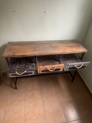 Escritorio y estantería .