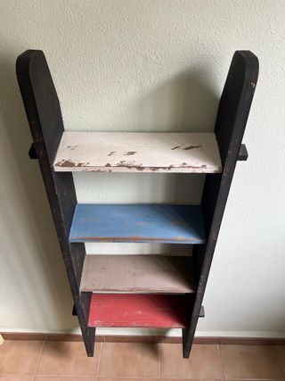 Escritorio y estantería .