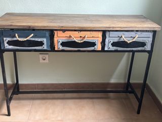 Escritorio y estantería .