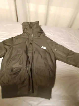 Cazadora The North Face negra ni original.