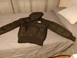 Cazadora The North Face negra ni original.