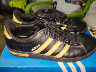 Zapatillas Adidas Negras y Amarillas