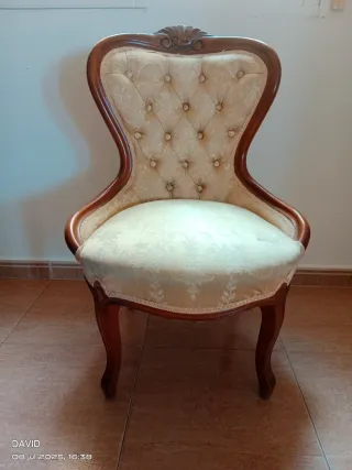 Dos sillones clásicos tapizados