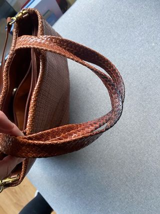 Bolso de piel marrón entrelazado