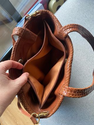 Bolso de piel marrón entrelazado