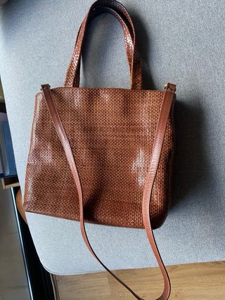 Bolso de piel marrón entrelazado