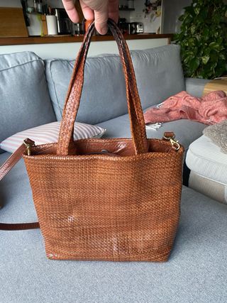 Bolso de piel marrón entrelazado