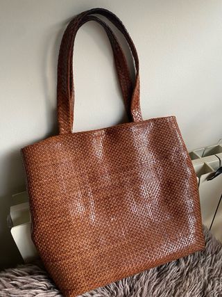 Bolso de piel marrón entrelazado