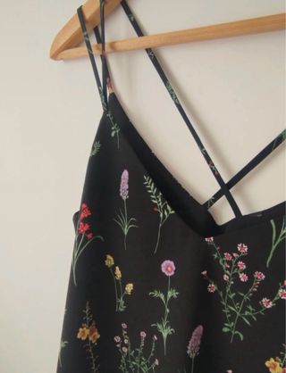 Camiseta tirantes flores negra