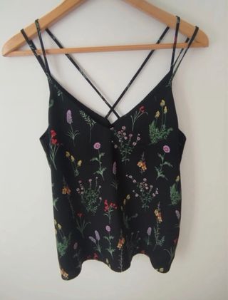 Camiseta tirantes flores negra