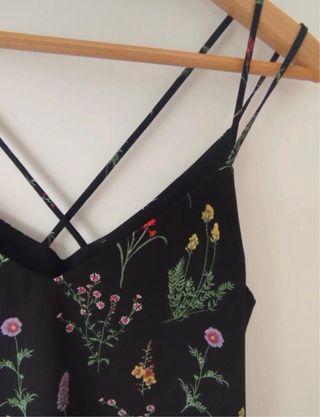 Camiseta tirantes flores negra