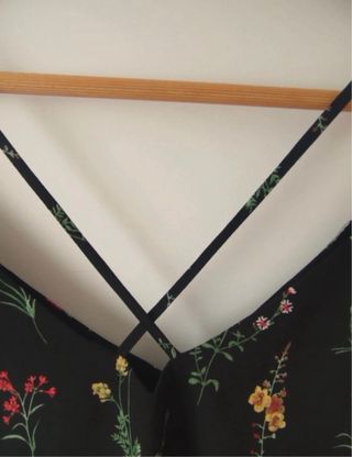 Camiseta tirantes flores negra